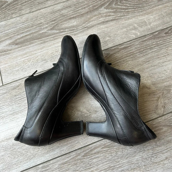 Clarks Artisan Smooth Buttery Leather  Zip Up Clogs Booties in Black - Picture 8 of 13